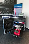 Messestand von Pharmabicon mit offenem Geräteschrank, Laptop und technischen Komponenten.