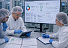 Drei Personen in Hauben und Handschuhen analysieren Daten an einem Tisch mit Tablet und Diagrammen.