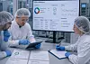 Drei Personen in Hauben und Handschuhen analysieren Daten an einem Tisch mit Tablet und Diagrammen.