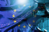 EU-Flagge über Münzen und Börsengrafik als Finanz- und Euro-Wirtschaftsmotiv.