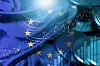 EU-Flagge über Münzen und Börsengrafik als Finanz- und Euro-Wirtschaftsmotiv.