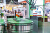 Metallische Prüfstation mit Sensoren und rotierenden Plattformen in einer Industriehalle.