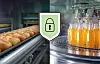 Automatisierte Abfüllanlage mit Glasflaschen mit orangefarbenem Getränk neben einem Förderband mit Broten.