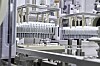 Automatische Produktionslinie mit vielen Flaschen in einer Industriehalle.
