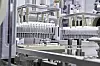 Automatische Produktionslinie mit vielen Flaschen in einer Industriehalle.