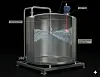 Transparenter Industriebehälter mit Rohrsystem, Wasserstrahl und beschrifteten Komponenten auf schwarzem Hintergrund.