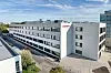 Außenansicht des Firmengebäudes von Analytik Jena in Jena mit sichtbarem Logo.